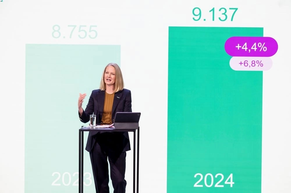 Anna Maria Braun presenting annual report conference titled empowered by technology