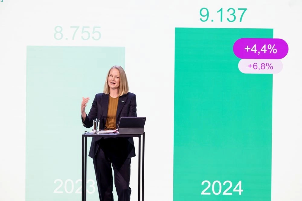 Anna Maria Braun presenting annual report conference titled empowered by technology