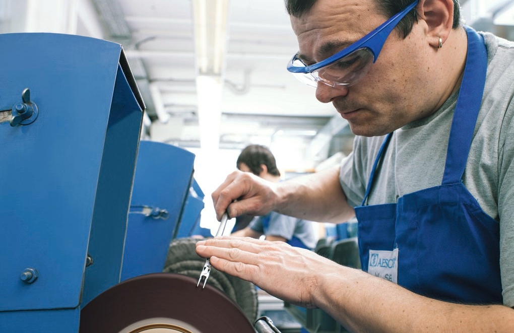 B. Braun maintenance personnel utilize computer-based diagnostics to assess the performance of medical devices and identify any potential issues. 